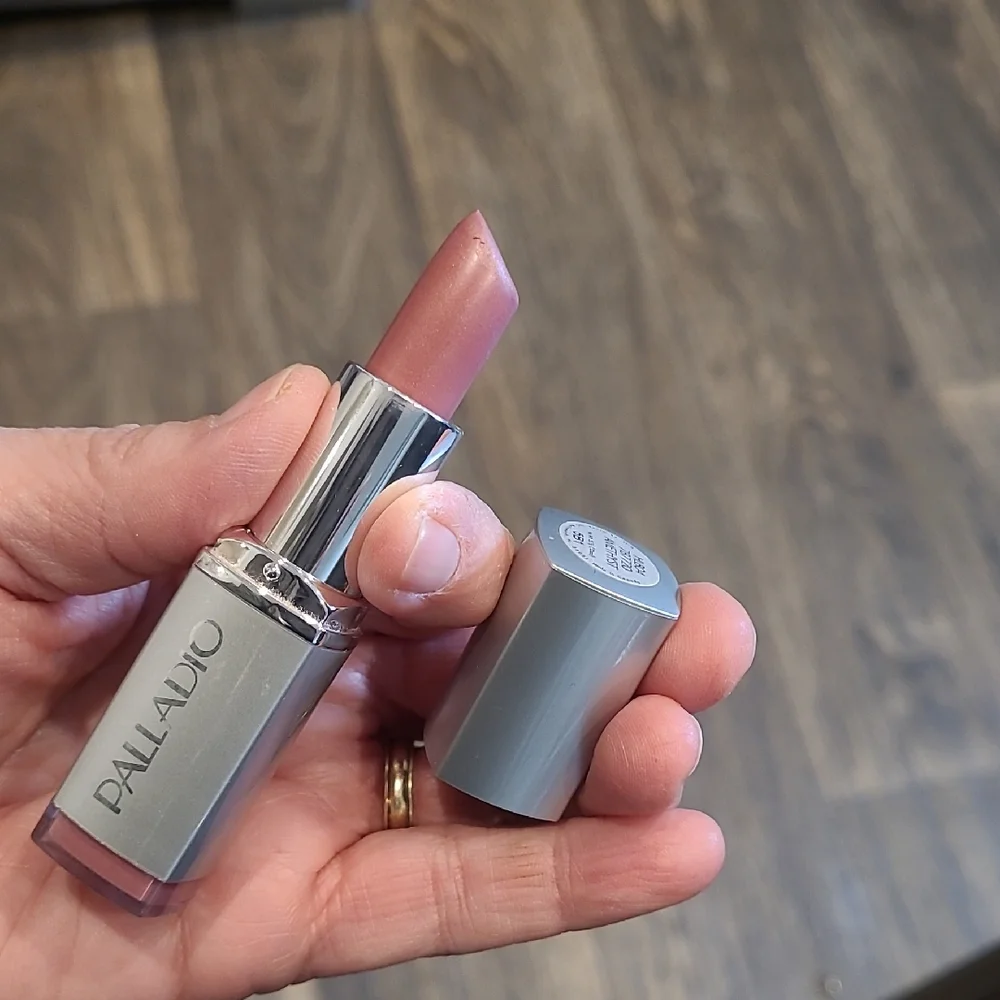 Amethyst Lipstick with Creamy Texture and Glossy Finish #5B1